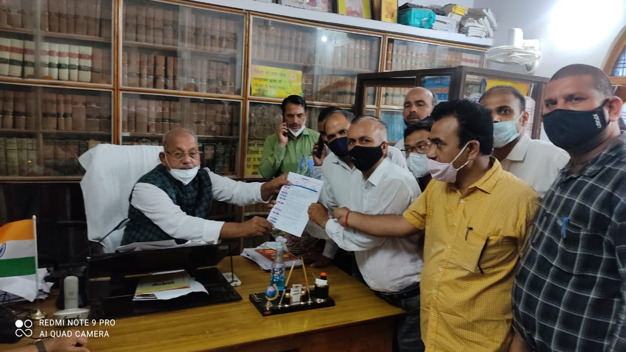 REWA : संविदा कर्मियों ने नियमितीकरण को लेकर याद दिलाया मुख्यमंत्री का संकल्प, विधानसभा अध्यक्ष व प्रभारी मंत्री को सौंपा ज्ञापन